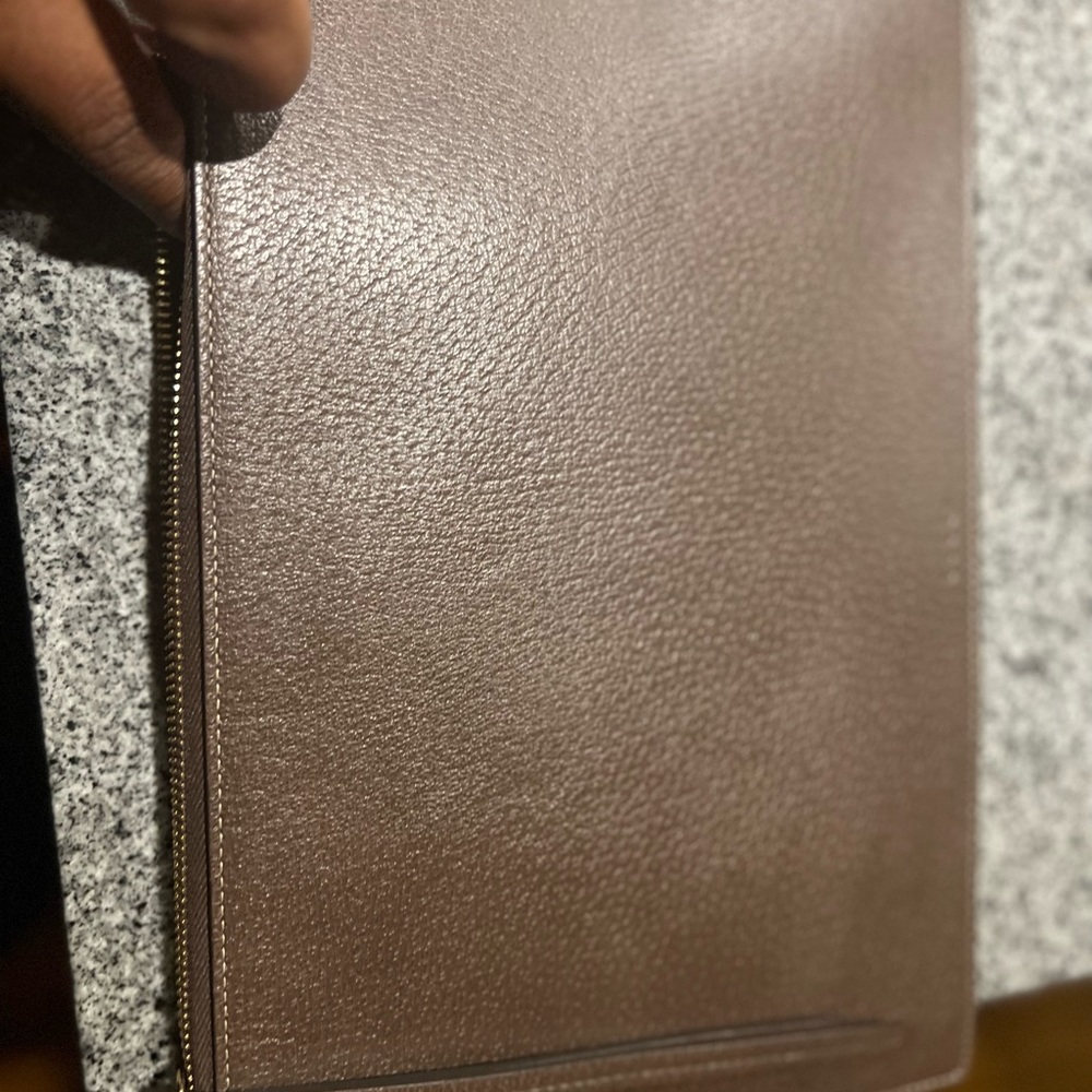 Gucci Beige GG Supreme Canvas Bengal Zip ClutchGG Supreme Monogram